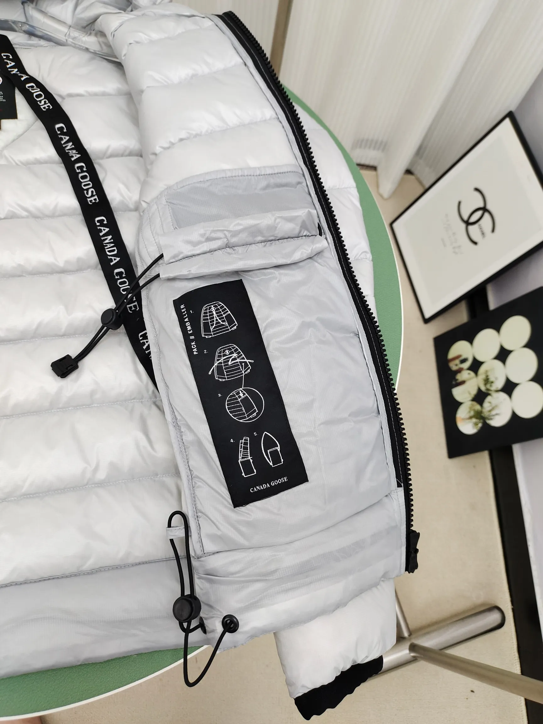 P840 𝘾𝘼𝙉𝘼𝘿𝘼 𝙂𝙊𝙊𝙎𝙀/Canada Goose 2227 thin and light model. It’s super lightweight and doesn’t feel any weight on your upper body at all! Show more temperament‼  Canada Goose, a Canadian brand, has always been recognized as the warmest down jacket. Various Instagram celebrities, Internet celebrities, and celebrities often wear it for street photos. I make Canada Goose every year, but I still can’t get rid of my love for the goose. No matter how cold the winter is, there is no need to be afraid. Canada Goose is the legendary warmest down jacket and is known as a must-have for Arctic outdoor sports! The most popular down jacket in the world, celebrities are rushing to buy it, it is a must-have! Code number: XS-2XL Color: silver gray (red label) silver gray (black label), black (red label), black (black label), dark blue